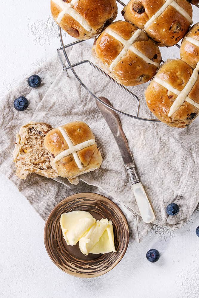 Time to Make Homemade Hot Cross Buns!! It's so simple using the Thermomix. Best of all the whole house will smell delicious as the buns bake! #Thermomix #Easter #Hotcrossbuns