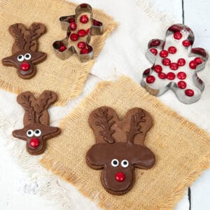 These super cute chocolate reindeer cookies are made using an upside-down gingerbread man cutter. Take a look at the chocolate sugar cookie recipe. The reindeer is decorated with an M&M for a Rudolph red nose. Just perfect for gifting or school lunches in the lead-up to Christmas.