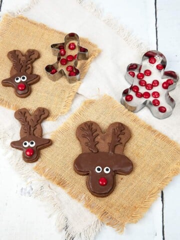 These super cute chocolate reindeer cookies are made using an upside-down gingerbread man cutter. Take a look at the chocolate sugar cookie recipe. The reindeer is decorated with an M&M for a Rudolph red nose. Just perfect for gifting or school lunches in the lead-up to Christmas.